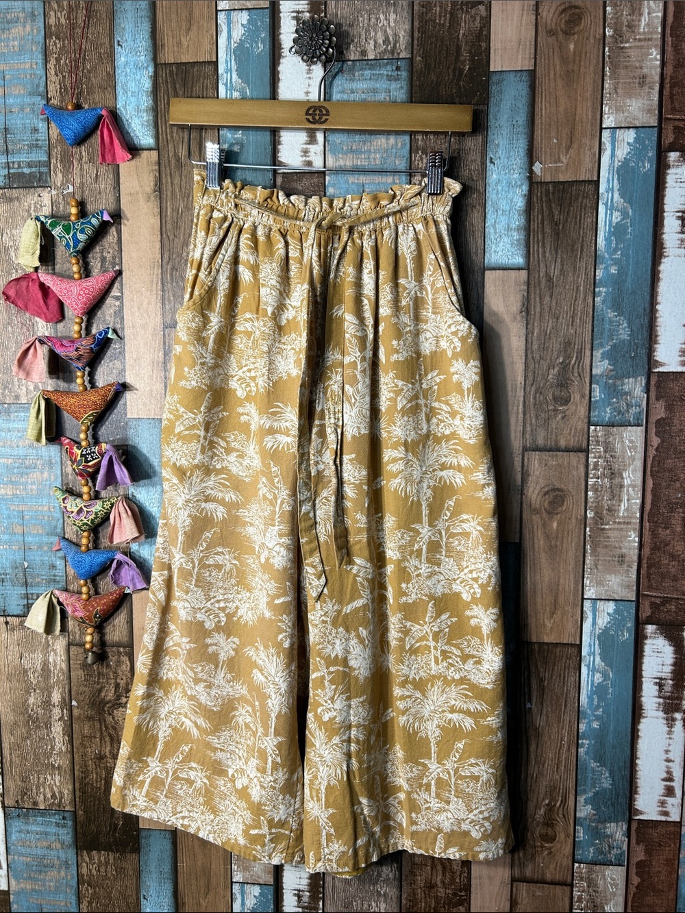 American Eagle Outfitters Mustard linen capris with White Tropical Print